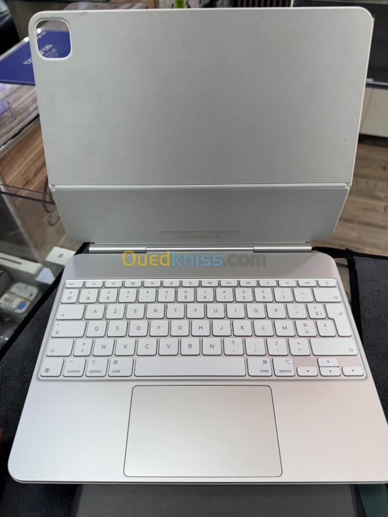 Apple Clavier Magic Keyboard M4 13" etat 10/10